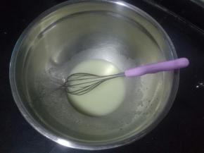 先将玉米油和水进行乳化