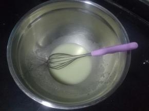 先将玉米油和水进行乳化