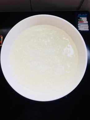 碗擦干水分，刷一层油，防粘！
把搅拌好的凉粉糊倒进碗里晾凉后，放进冰箱冷藏两个小时！