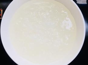 碗擦干水分，刷一层油，防粘！
把搅拌好的凉粉糊倒进碗里晾凉后，放进冰箱冷藏两个小时！