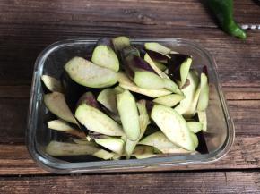 茄子洗净去蒂，切成小滚刀
