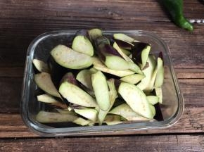 茄子洗净去蒂，切成小滚刀