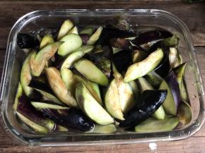 把腌制好的茄子，洗净盐水，沥干备用