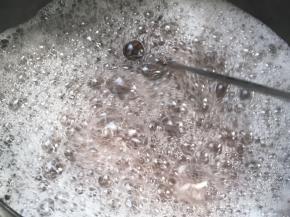 搅拌片刻，煮沸后转中火煮半小时