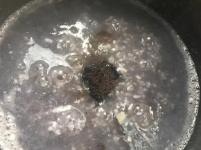 汤汁浓稠时，加入红糖，搅拌均匀，继续煮10分钟