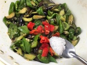 加入红椒和糖，炒匀即可