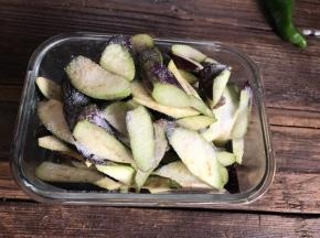 加入盐，拌匀腌制10分钟