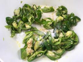 调入盐，炒匀至断生