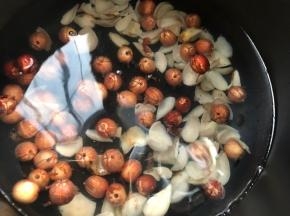 加入清水，大火烧开，转小火慢煮30分钟