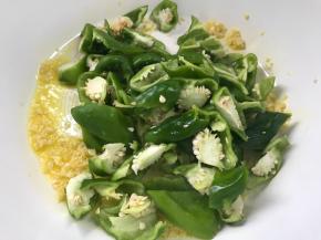 加入青椒，大火炒匀