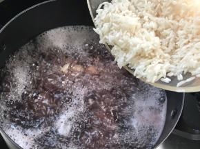 倒入汤锅中