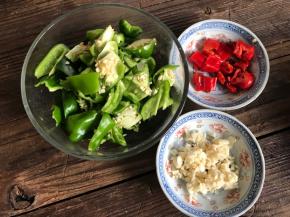 青、红椒洗净去蒂，切块，备好蒜末