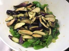 加入茄子，翻炒均匀至断生
