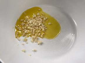 锅置火上，放入菜籽油，加入蒜末爆香