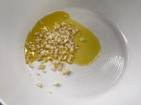 锅置火上，放入菜籽油，加入蒜末爆香