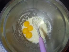 分离蛋清蛋黄，装蛋清的盆要无油无水