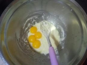 分离蛋清蛋黄，装蛋清的盆要无油无水