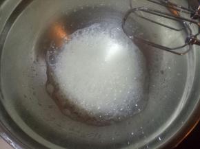 蛋清滴几滴柠檬汁，电动打蛋器低速打发至鱼眼泡状态