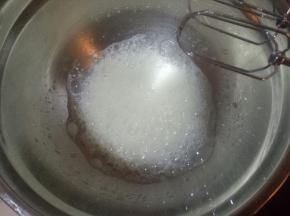 蛋清滴几滴柠檬汁，电动打蛋器低速打发至鱼眼泡状态