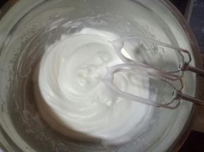 分三次加入细砂糖打至9分发（因为不做卷所以可以打的硬一点）