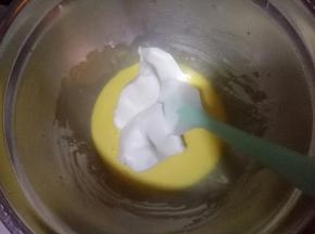 取1/3蛋白霜加入，翻拌均匀