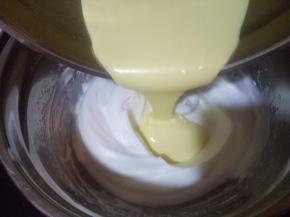 倒入剩下的蛋白霜中翻拌均匀