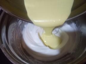 倒入剩下的蛋白霜中翻拌均匀