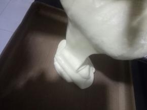 拌好后倒入烤盘