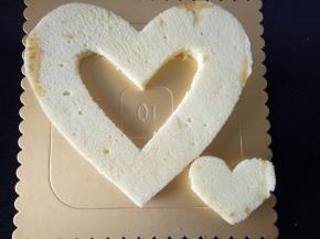 两份蛋糕胚都是如此，这是切好的样子