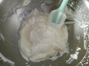 淡奶油加糖打发至8.9分