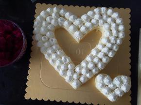 装入裱花袋，选择自己喜欢的裱花嘴。将奶油挤在蛋糕胚上