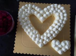 装入裱花袋，选择自己喜欢的裱花嘴。将奶油挤在蛋糕胚上