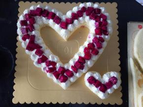 夹上喜欢的水果后盖上另一片蛋糕胚，同样的手法挤奶油，放水果装饰，也可以装饰鲜花，巧克力等，发挥自己的想象