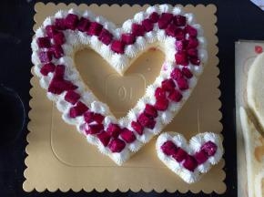 夹上喜欢的水果后盖上另一片蛋糕胚，同样的手法挤奶油，放水果装饰，也可以装饰鲜花，巧克力等，发挥自己的想象