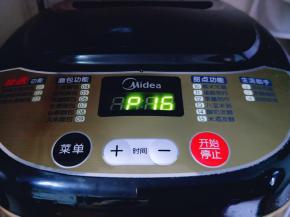 启动面包机自动和面功能，20分钟。