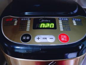 再次启动面包机，自动揉面20 分钟。 20分钟后面团已经有了不容易破的手套膜，这时可以进行发酵。启动面包机发酵功能，自动时间为1:30。