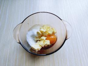 制作椰蓉馅。椰蓉中加入蛋黄，白砂糖，黄油。