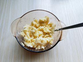 用勺子搅拌均匀即可。 