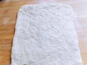 发酵好的面团取出排气，揉圆松弛10分钟，之后用擀面杖擀成长方形。