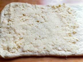 在面皮1/3处，均匀平铺上黄油馅，不要全部抹上馅料，留1/3空白。