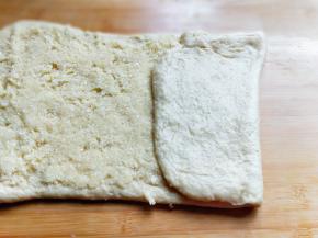 把留白的1/3往中间折，如图。