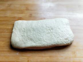 再对折，呈长方形，如图。