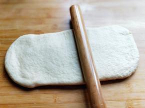 再次用擀面杖慢慢擀成长方形。