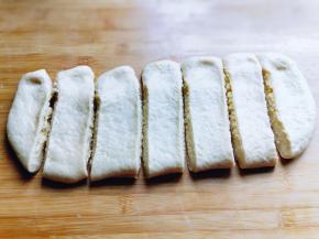 用锋利的刀切条状。如图