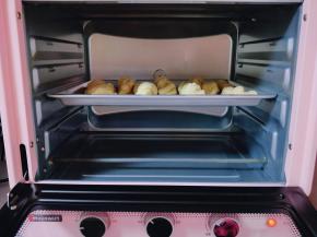 放入烤箱启动发酵模式，进行二次发酵。(天冷可以放一碗开水)