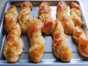 戴上手套取出烤盘，香味扑鼻。