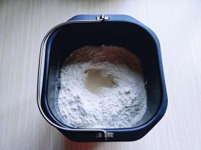 除黄油外的食材全部放入面包机内胆中，(先液体，再粉类)最后放入发酵粉。
