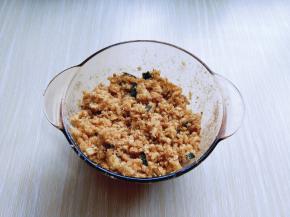 肉松中加入炼乳拌均匀。