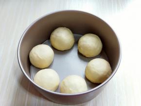 依次做完，放入戚风蛋糕模具中。