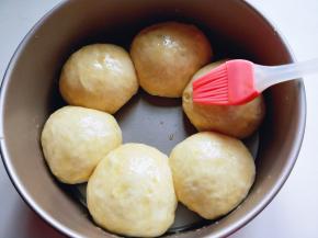 发酵好的面团是原来的两倍大，刷上蛋液，撒上白芝麻。